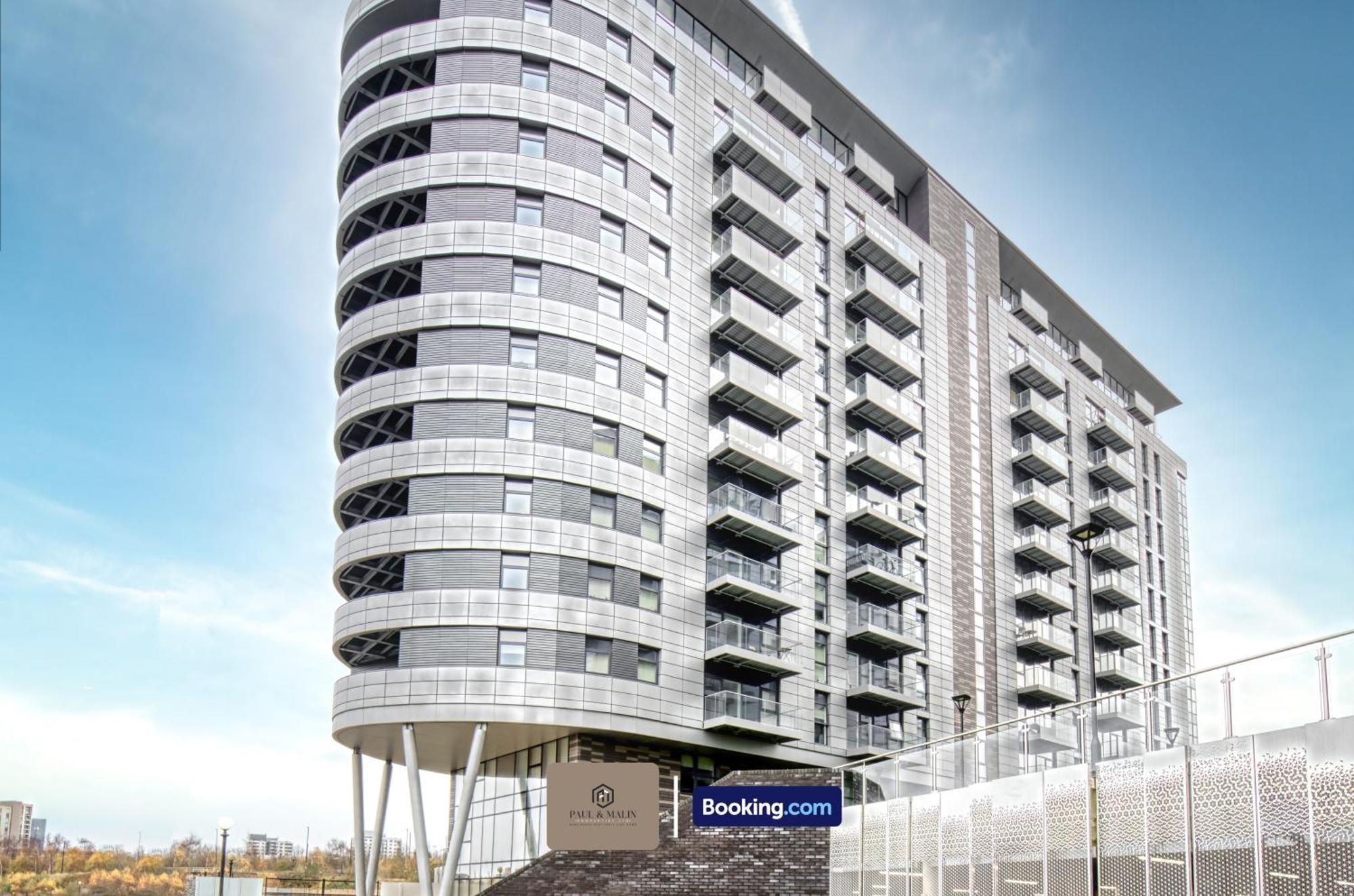 Apartment 3 Bedroom By Paul & Malin Short Lets & Serviced With Free Parking & Gym Access