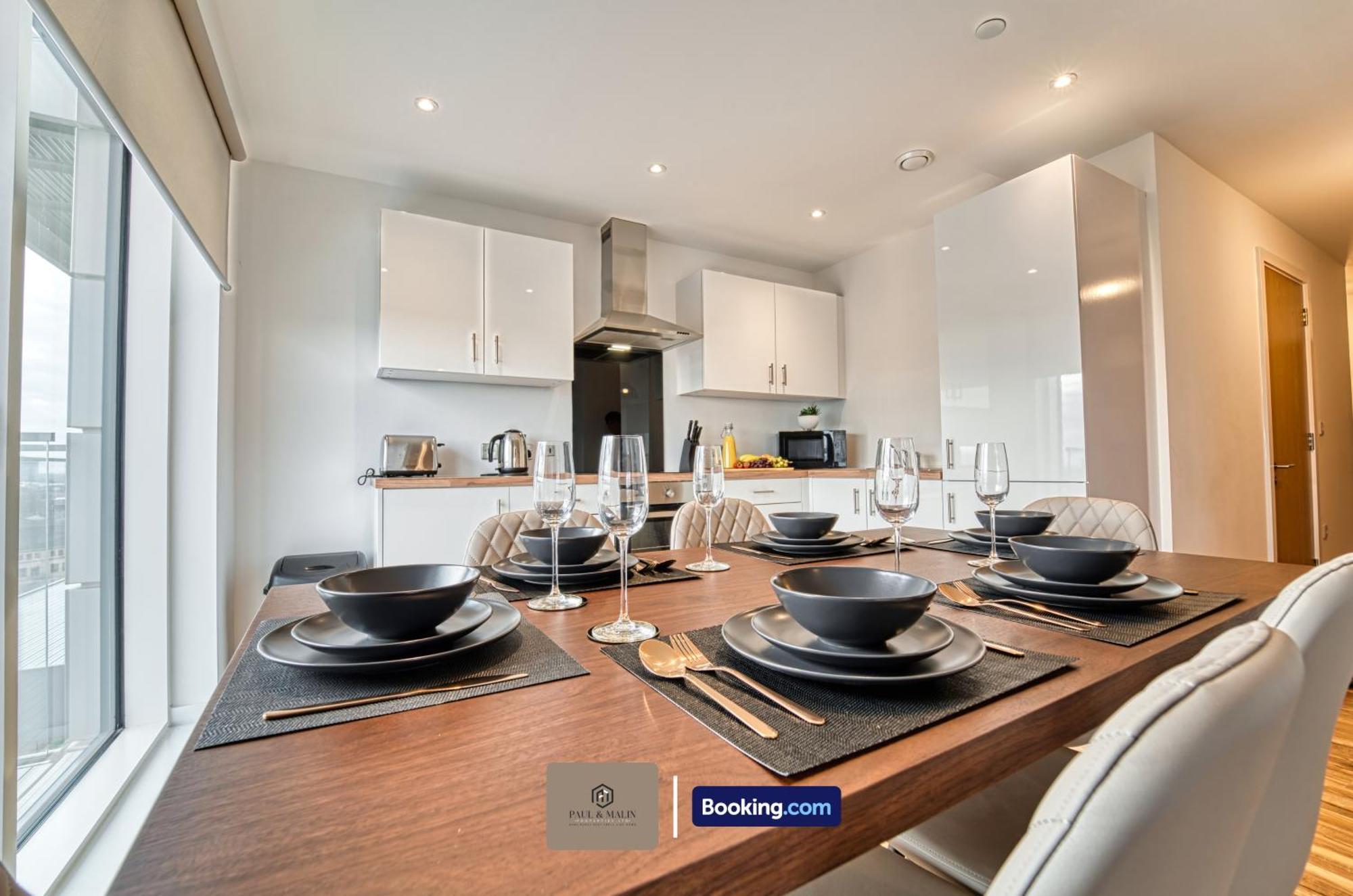 Apartment 3 Bedroom By Paul & Malin Short Lets & Serviced With Free Parking & Gym Access *