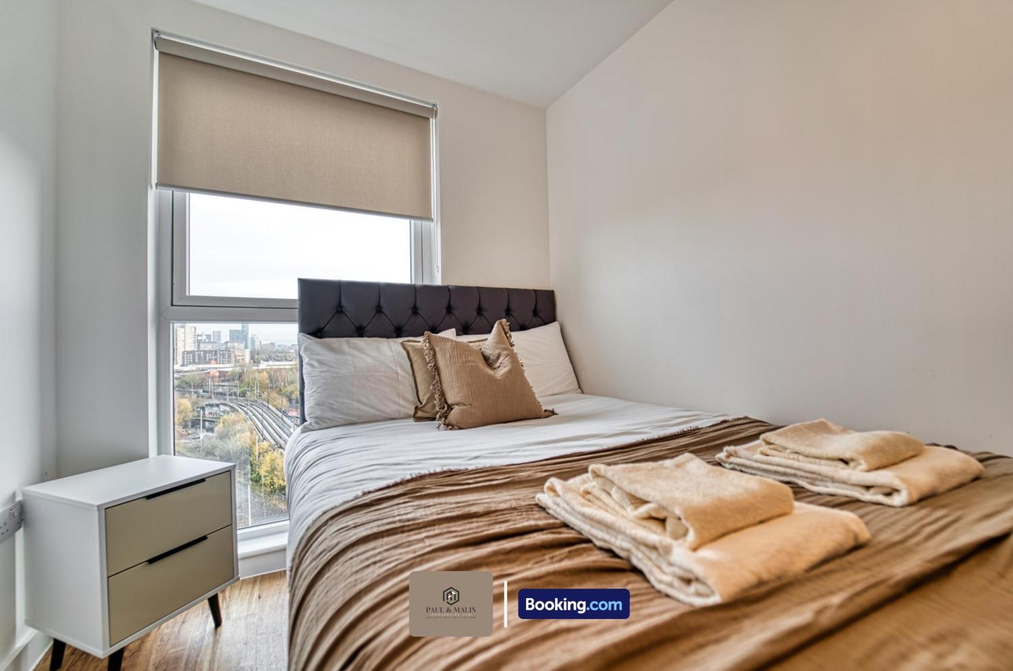 Apartment 3 Bedroom By Paul & Malin Short Lets & Serviced With Free Parking & Gym Access *