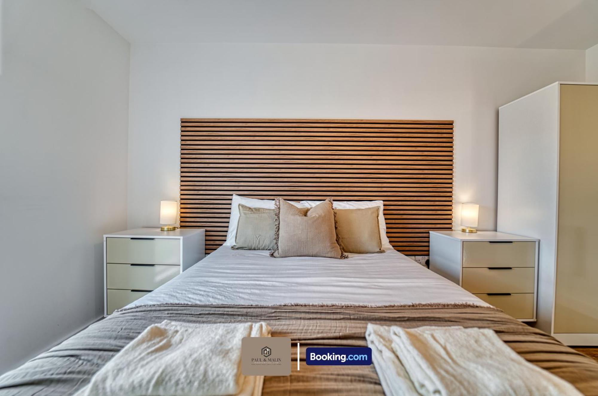 3 Bedroom By Paul & Malin Short Lets & Serviced With Free Parking & Gym Access *