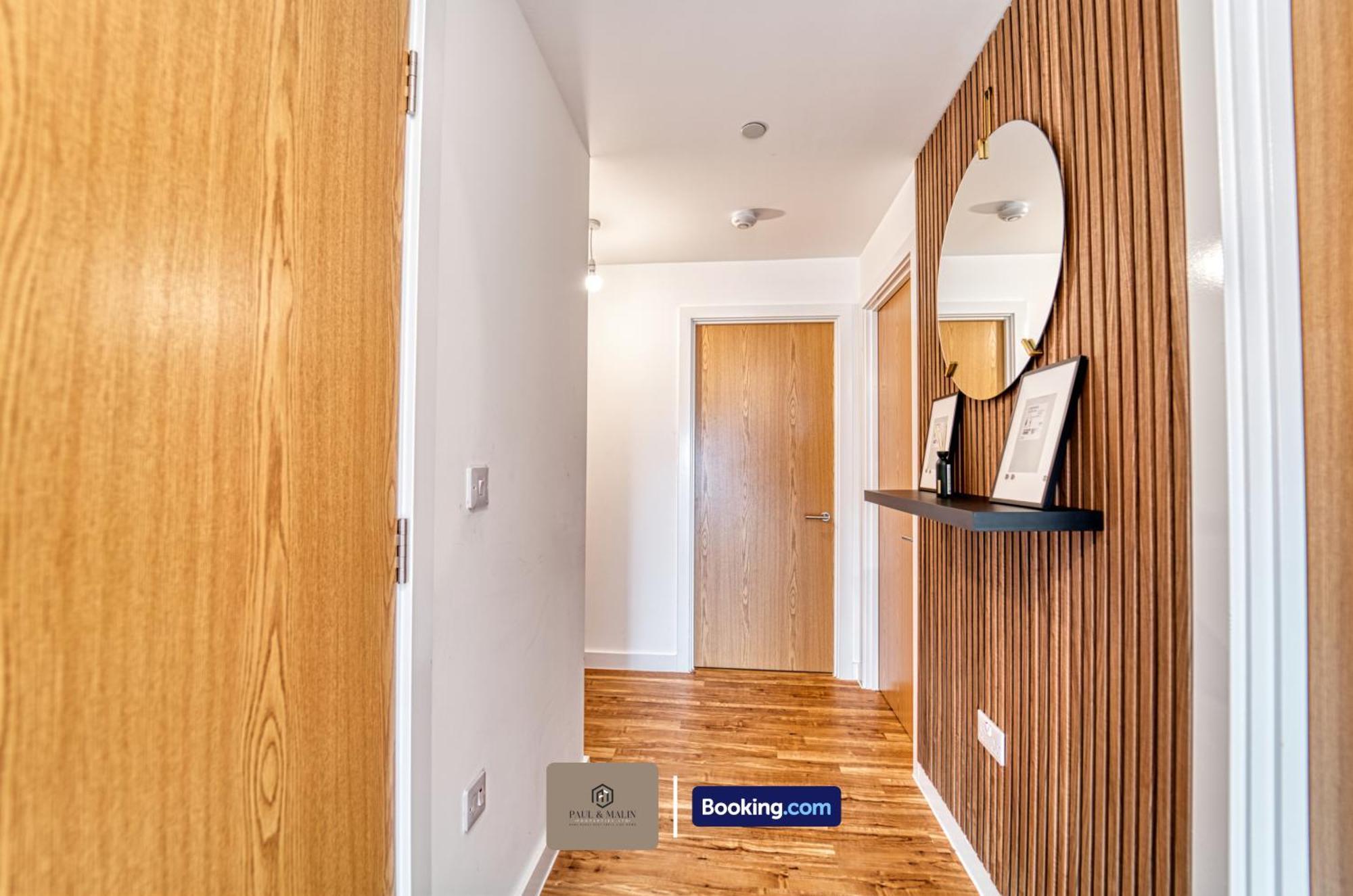 3 Bedroom By Paul & Malin Short Lets & Serviced With Free Parking & Gym Access
