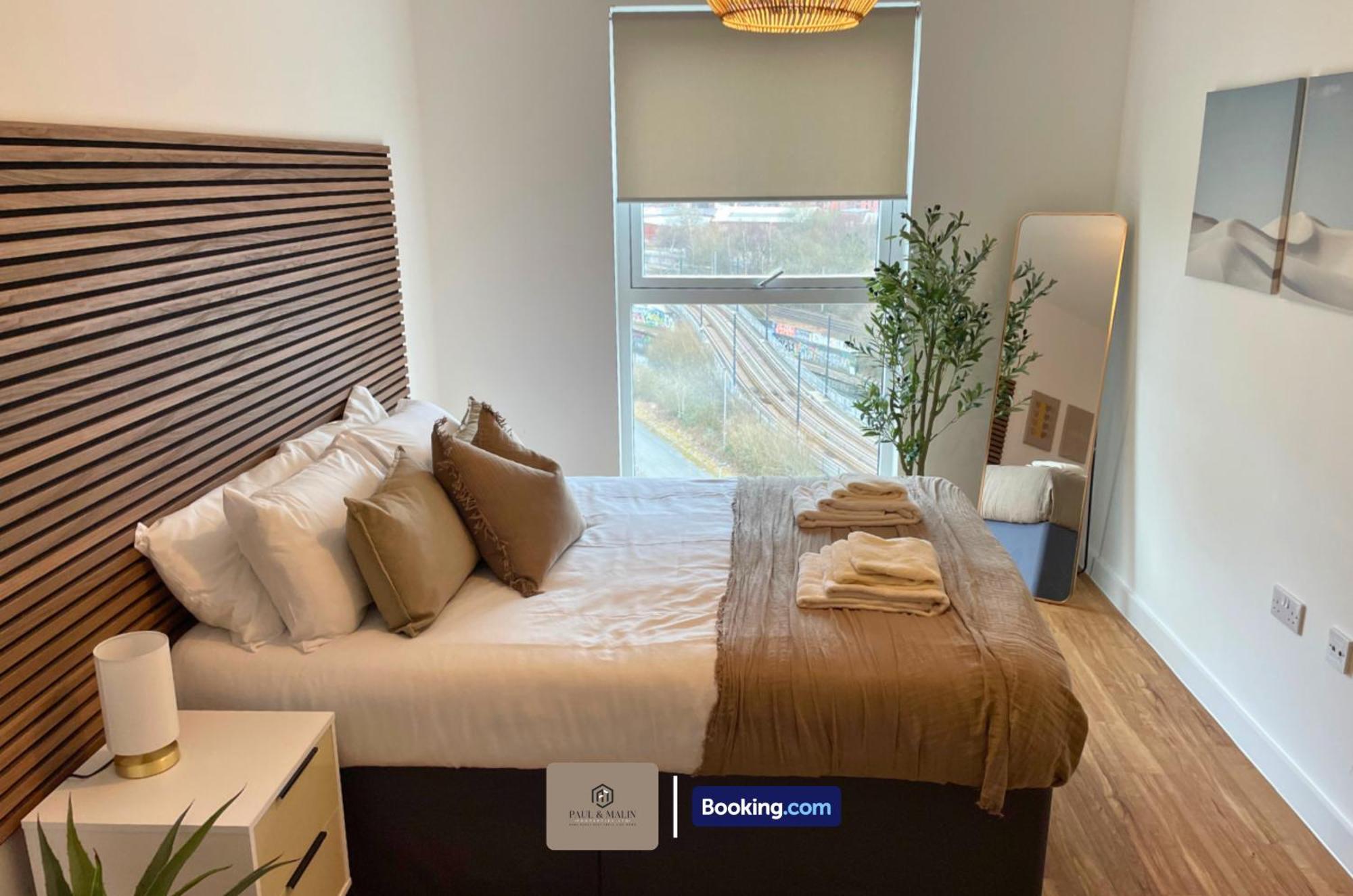 3 Bedroom By Paul & Malin Short Lets & Serviced With Free Parking & Gym Access Apartment