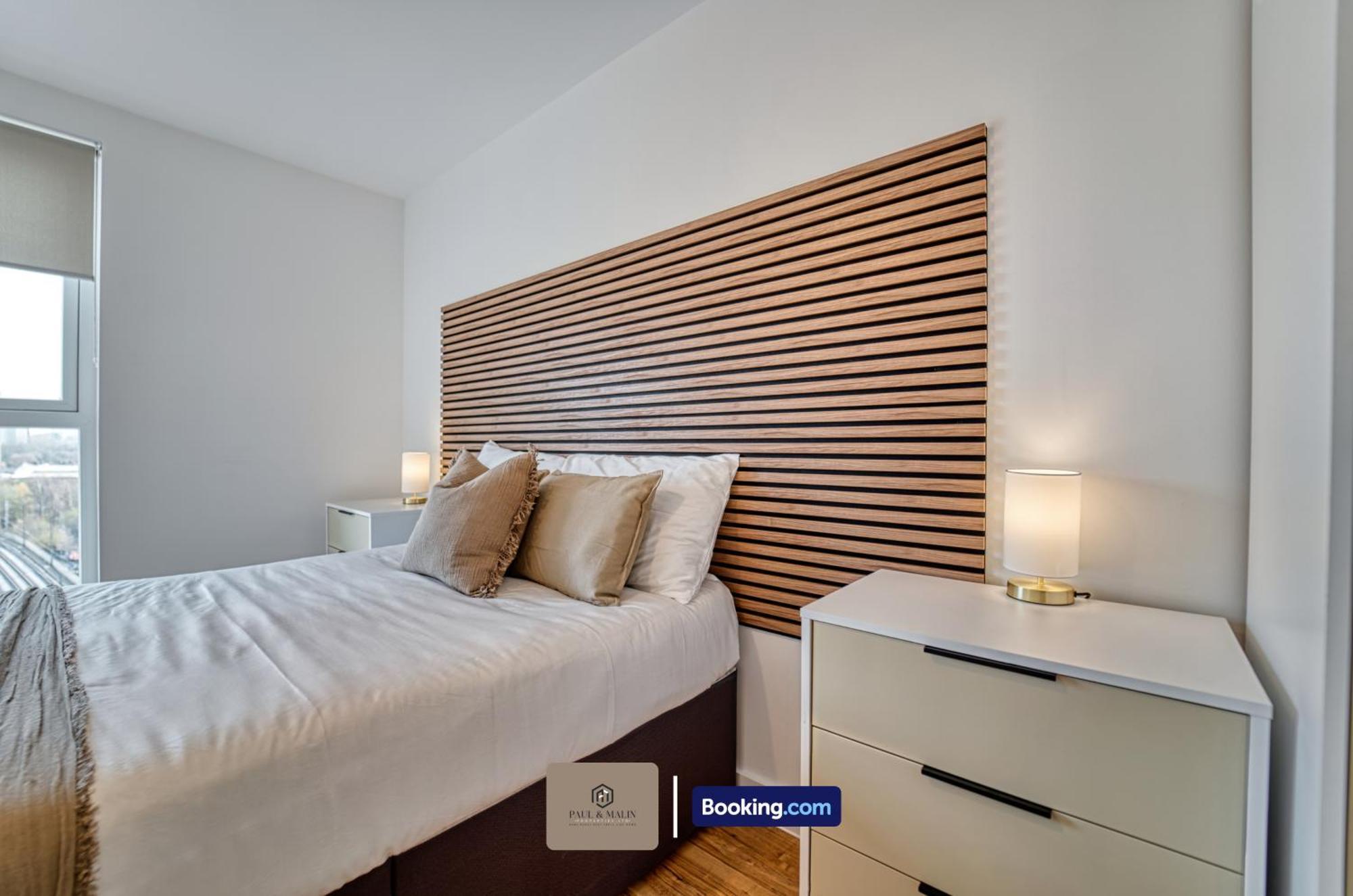 3 Bedroom By Paul & Malin Short Lets & Serviced With Free Parking & Gym Access *