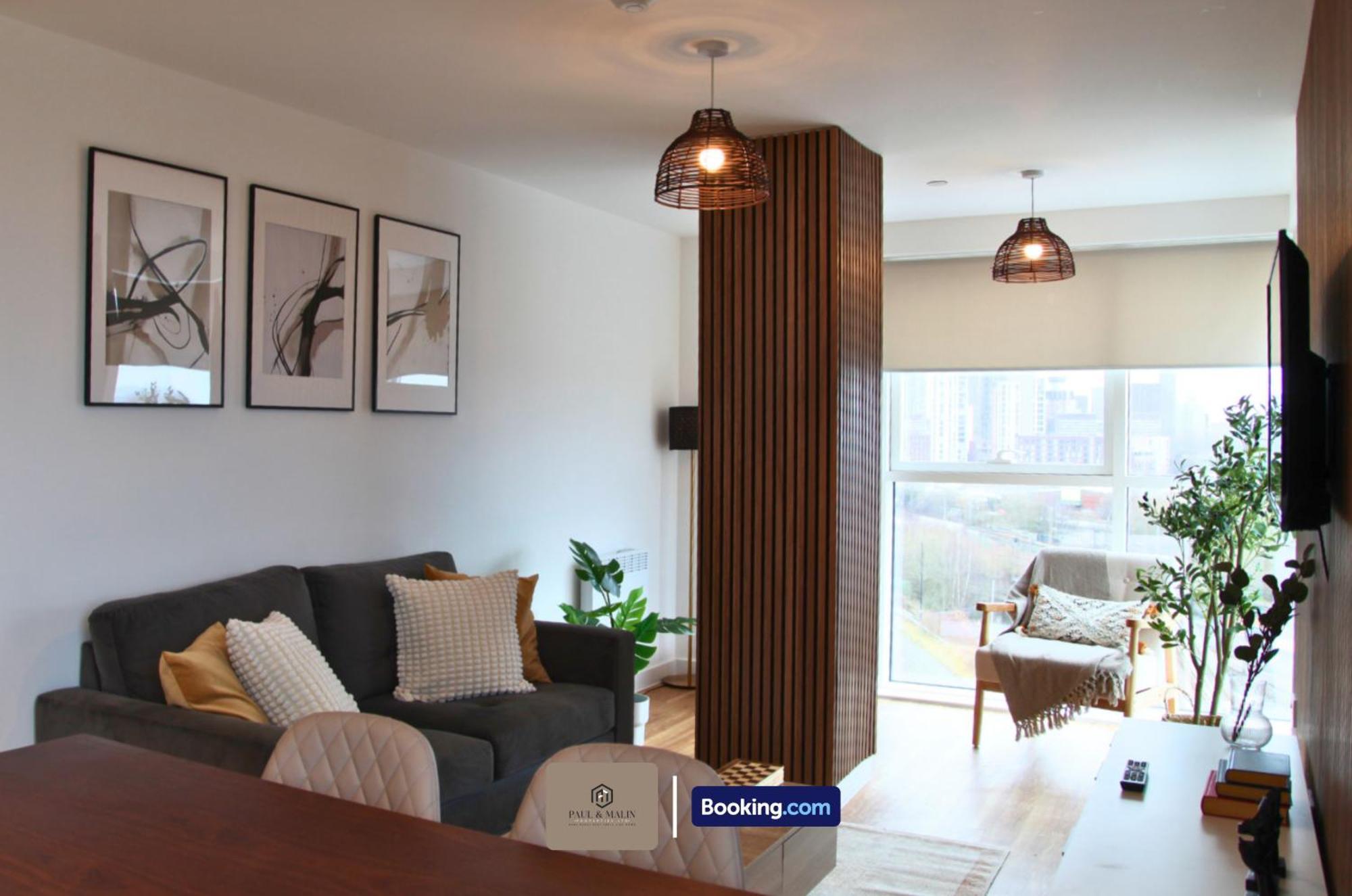 3 Bedroom By Paul & Malin Short Lets & Serviced With Free Parking & Gym Access Manchester