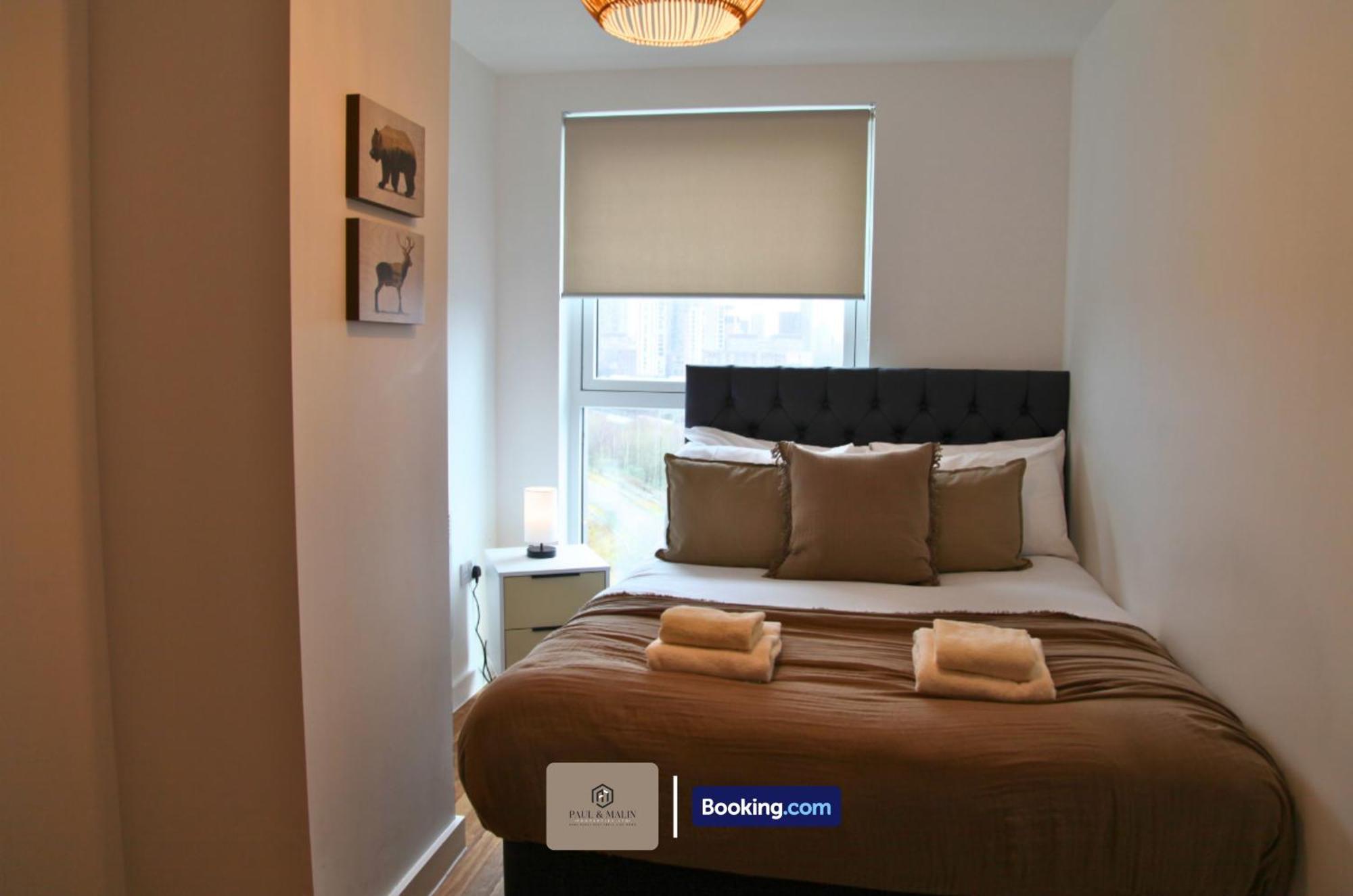 Apartment 3 Bedroom By Paul & Malin Short Lets & Serviced With Free Parking & Gym Access
