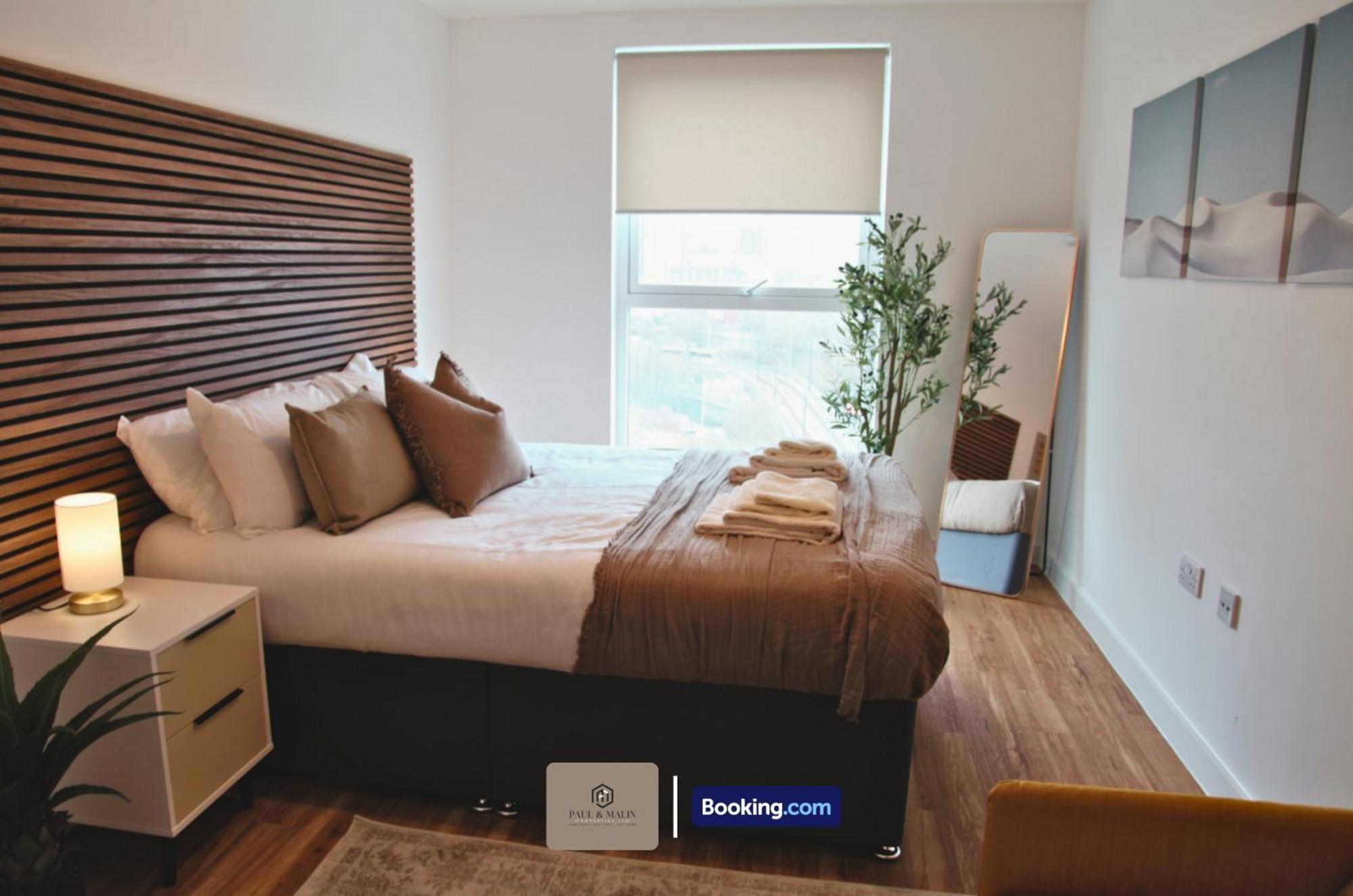 Apartment 3 Bedroom By Paul & Malin Short Lets & Serviced With Free Parking & Gym Access