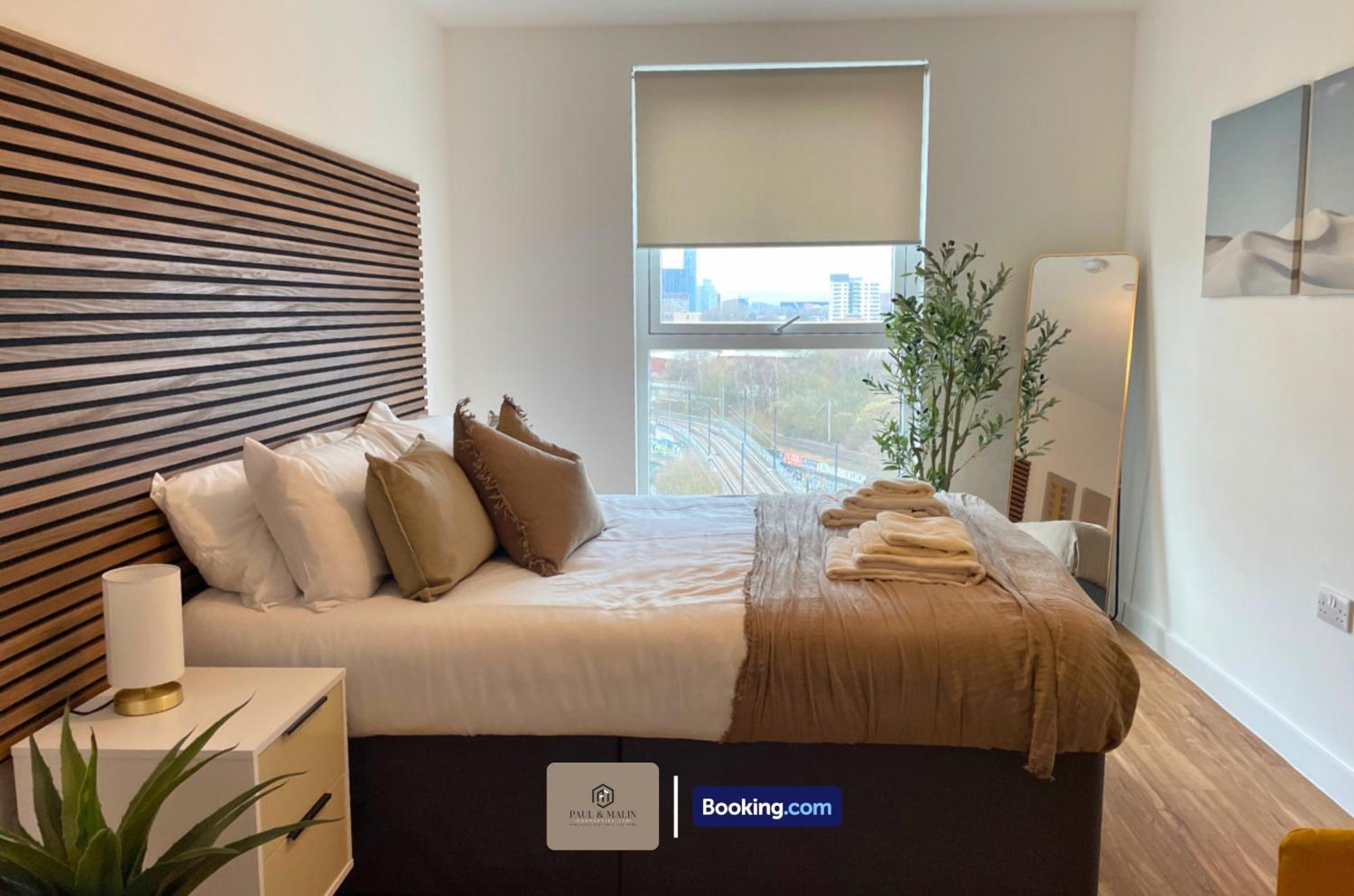 3 Bedroom By Paul & Malin Short Lets & Serviced With Free Parking & Gym Access Manchester