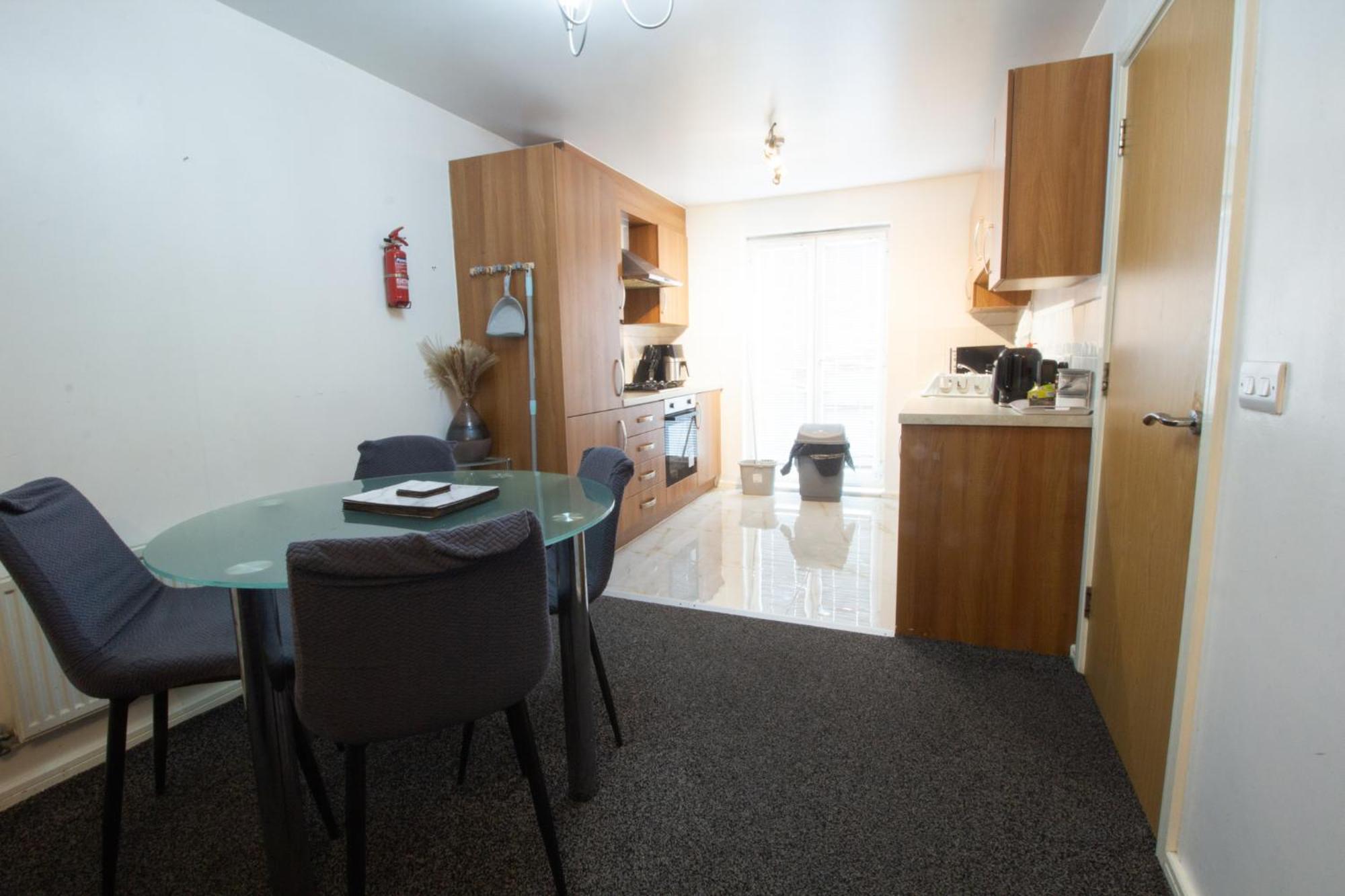 2 Bed Townhouse, Sleeps 5, Close To Centre *