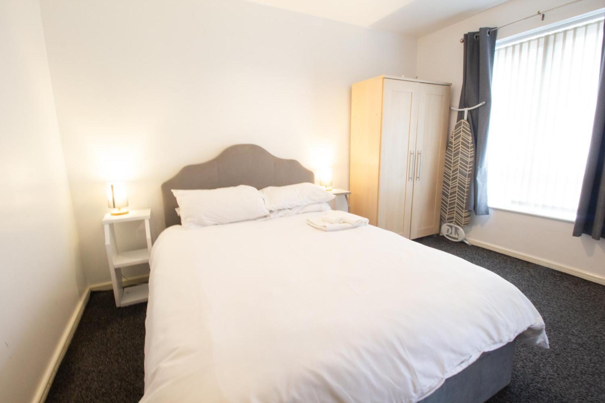 2 Bed Townhouse, Sleeps 5, Close To Centre Manchester