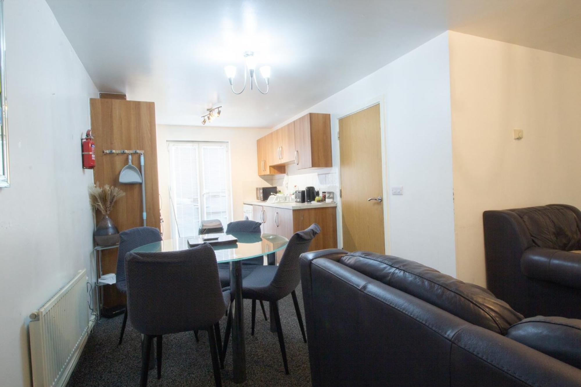 2 Bed Townhouse, Sleeps 5, Close To Centre Manchester