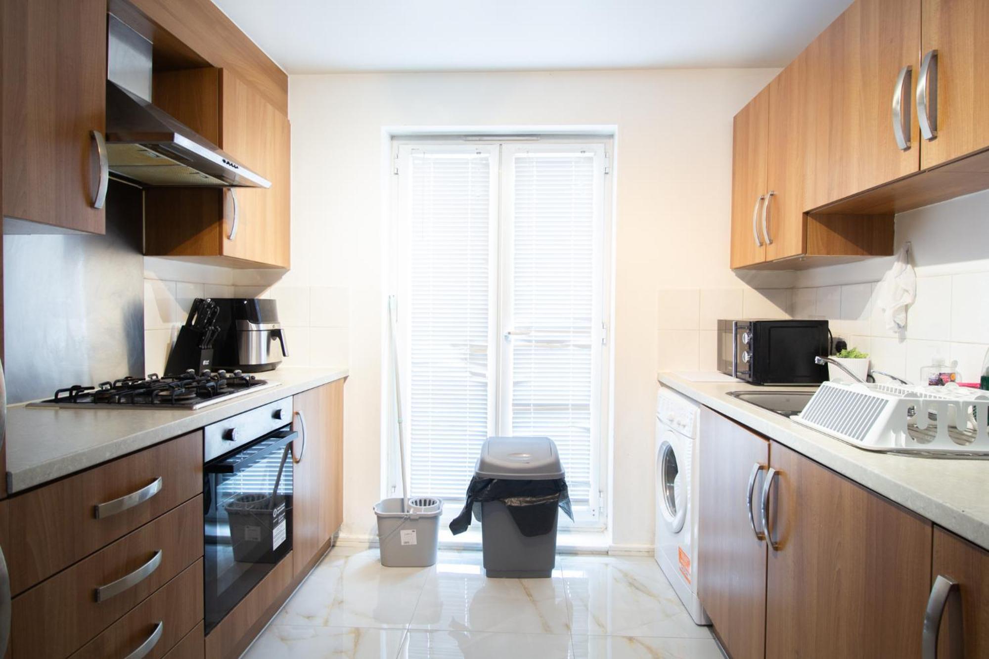 2 Bed Townhouse, Sleeps 5, Close To Centre * Manchester