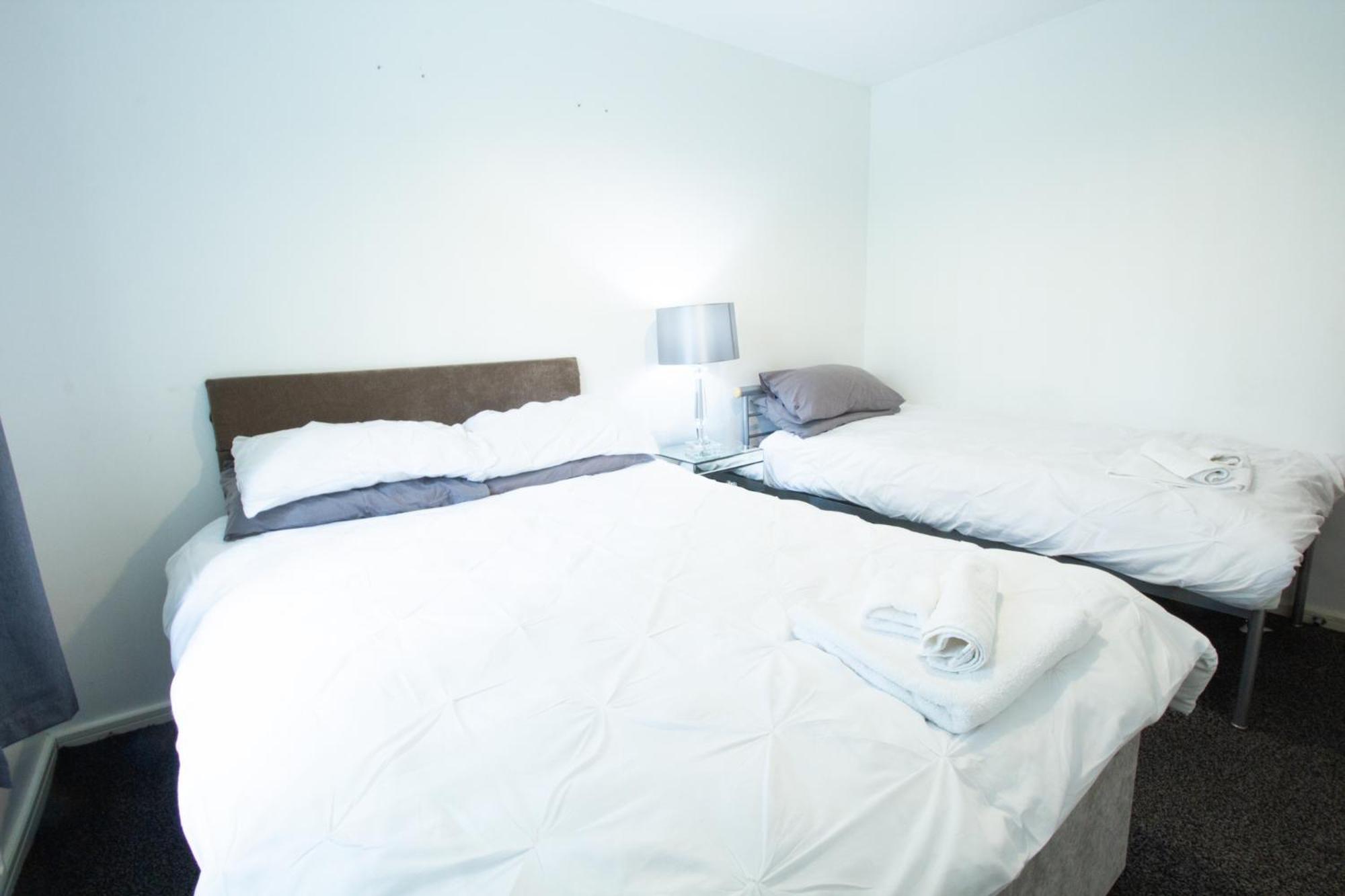 2 Bed Townhouse, Sleeps 5, Close To Centre *