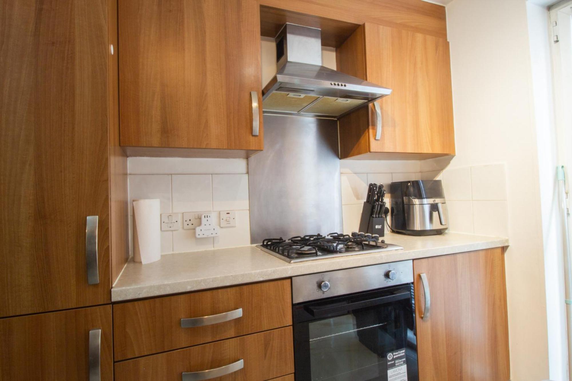 2 Bed Townhouse, Sleeps 5, Close To Centre Manchester