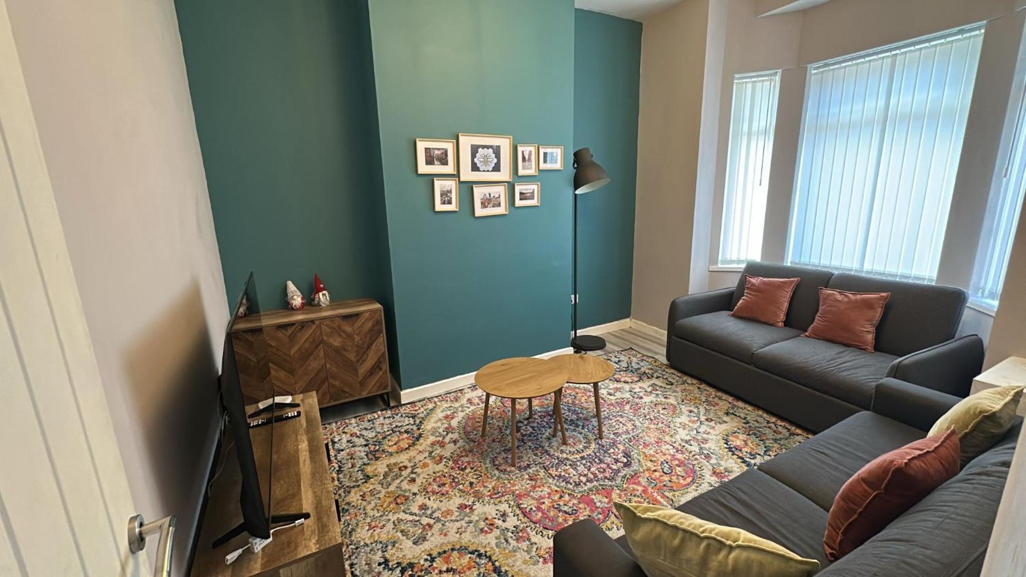 New Listing - Stunning 3 Bedroom Levenshulme Sleeps 7 *