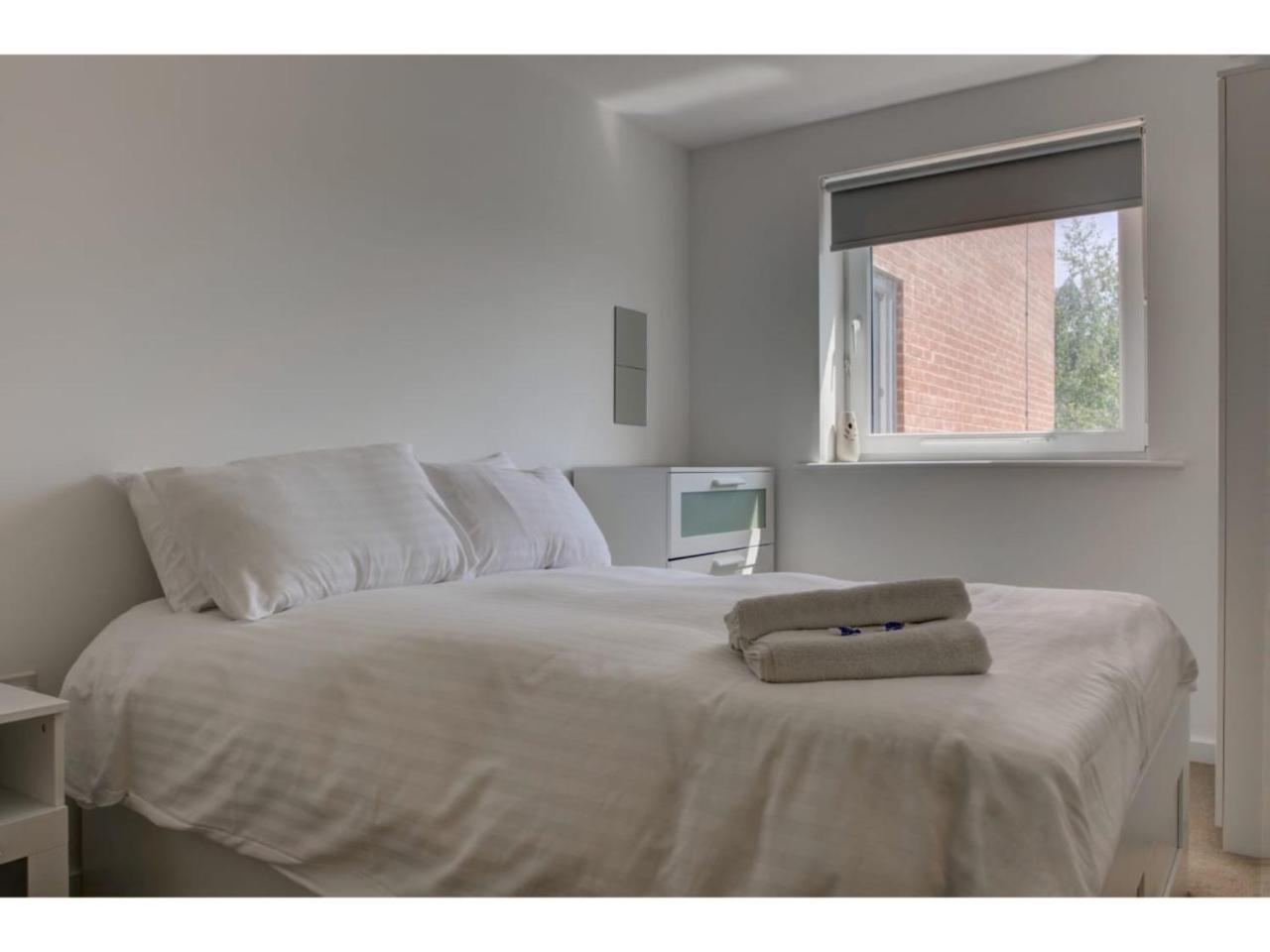Large, Spacious And Modern Apt For 4 In Manchester