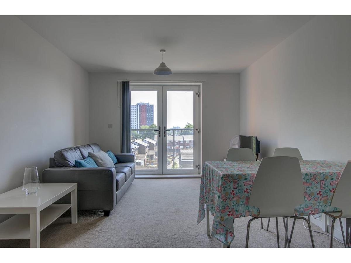 Large, Spacious And Modern Apt For 4 In * Manchester