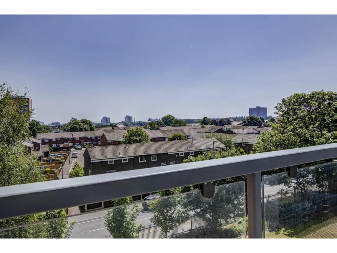 Large, Spacious And Modern Apt For 4 In Manchester