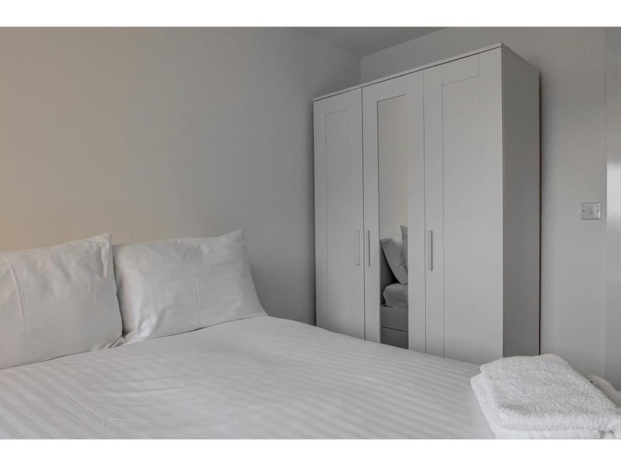 Large, Spacious And Modern Apt For 4 In Apartment *