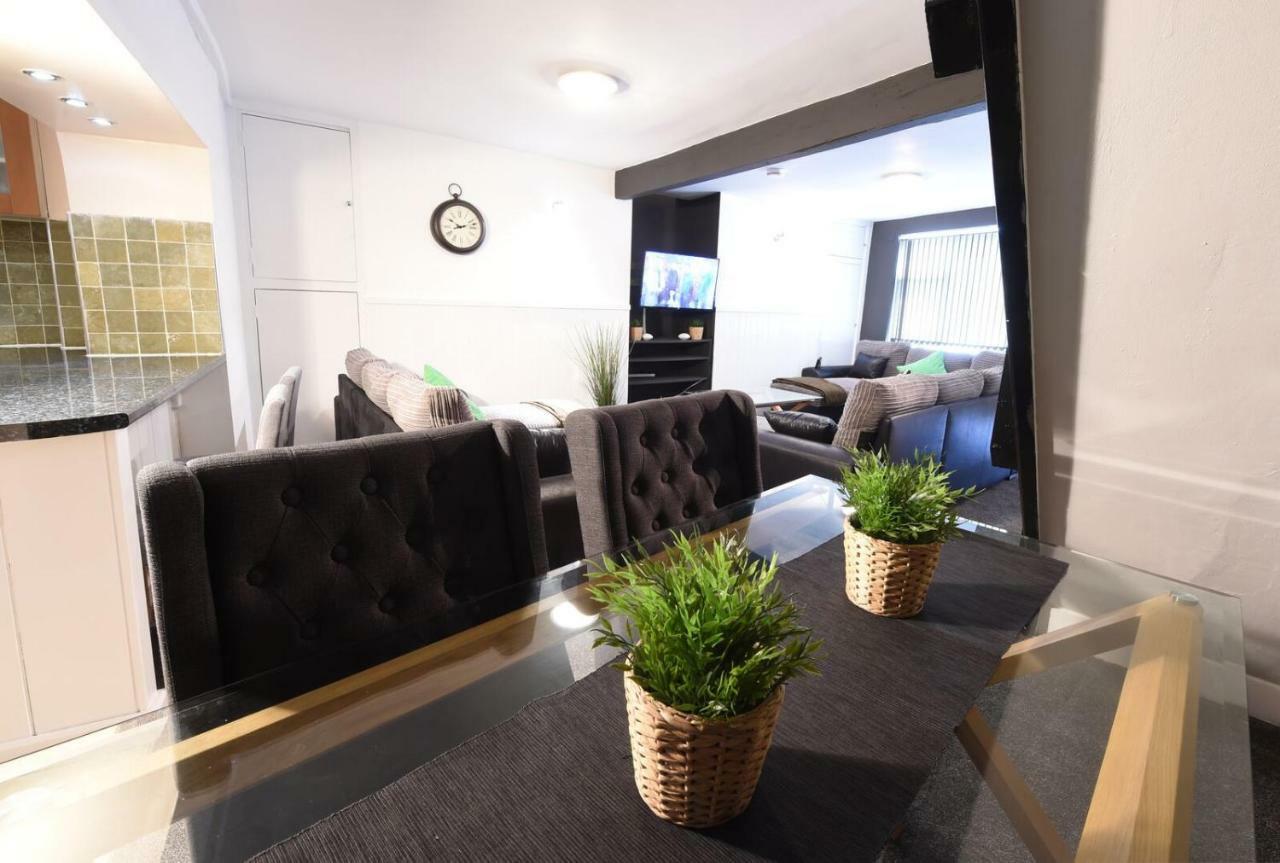 The Hacienda Slp 16 Holiday home Manchester