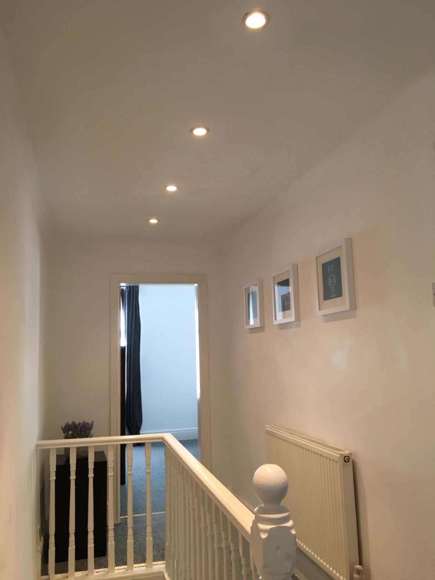 Modern House Accomdts 8 Adults, Double Bedrooms, Free Parking & Wifi, Close To Tram Holiday home *