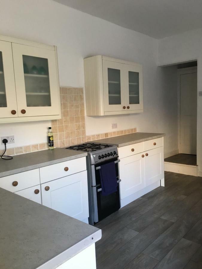 Modern House Accomdts 8 Adults, Double Bedrooms, Free Parking & Wifi, Close To Tram *