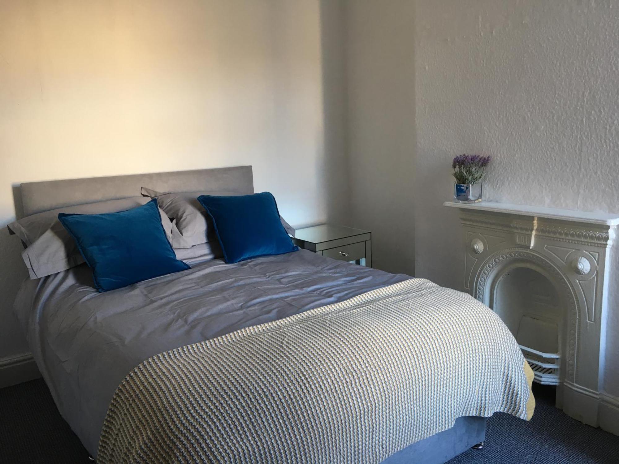 Modern House Accomdts 8 Adults, Double Bedrooms, Free Parking & Wifi, Close To Tram * Manchester