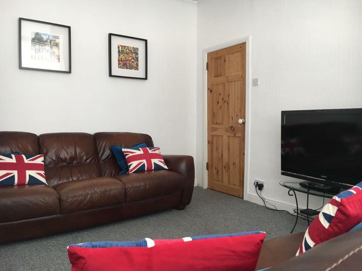 Holiday home Modern House Accomdts 8 Adults, Double Bedrooms, Free Parking & Wifi, Close To Tram