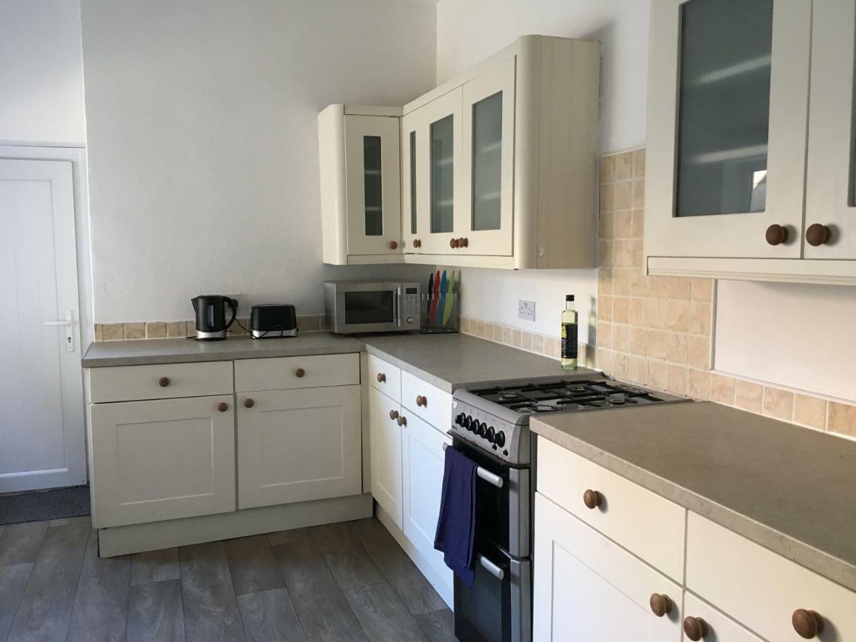 Modern House Accomdts 8 Adults, Double Bedrooms, Free Parking & Wifi, Close To Tram * Manchester