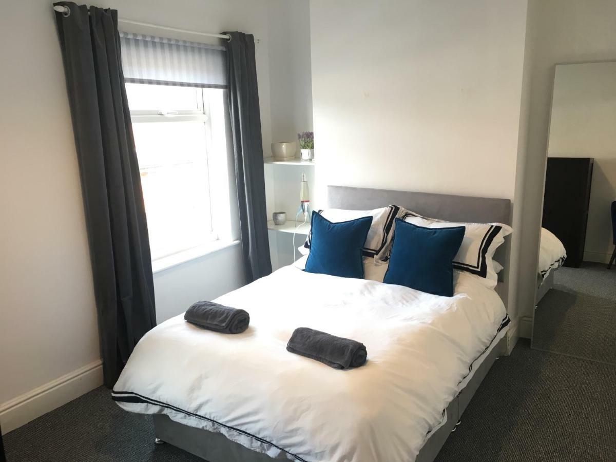 Modern House Accomdts 8 Adults, Double Bedrooms, Free Parking & Wifi, Close To Tram Manchester