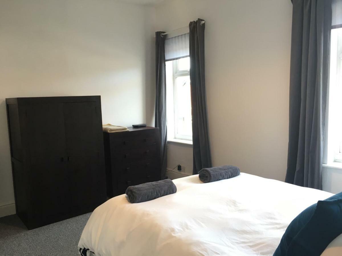Modern House Accomdts 8 Adults, Double Bedrooms, Free Parking & Wifi, Close To Tram *