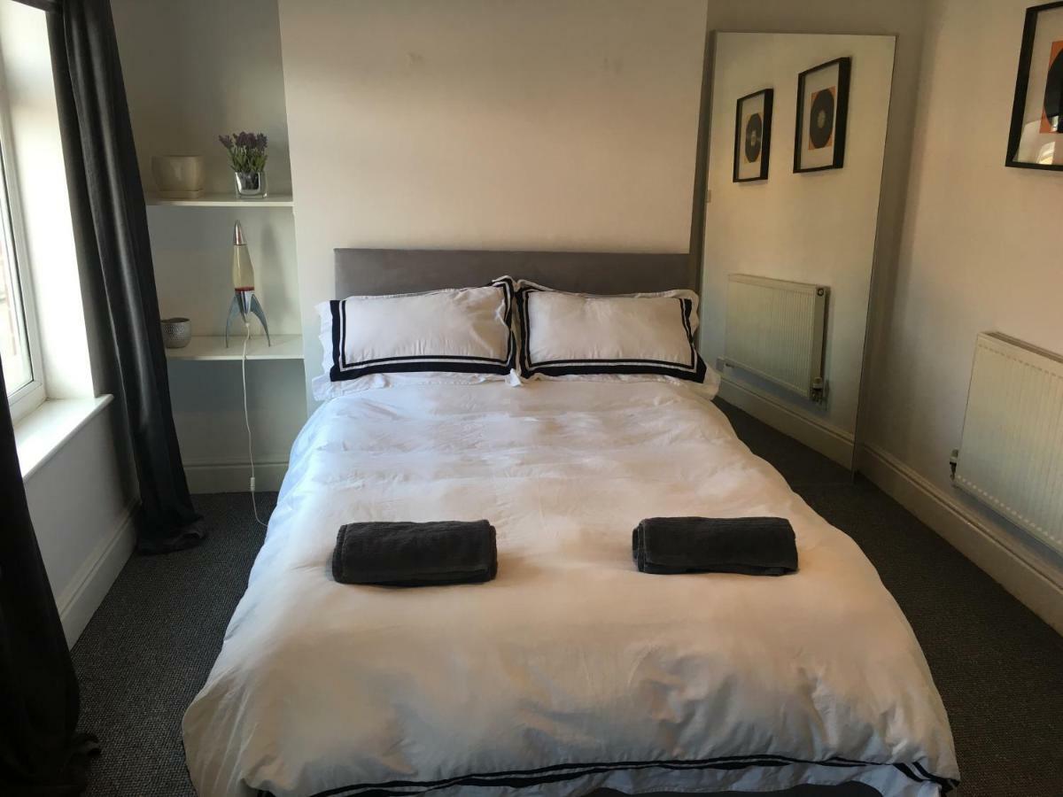 Modern House Accomdts 8 Adults, Double Bedrooms, Free Parking & Wifi, Close To Tram Holiday home *