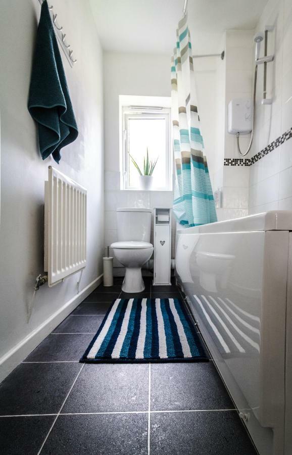 Ideal Next To Queens Park, Holiday home *