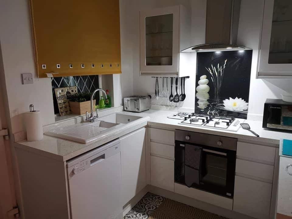 Holiday home Corner House, Sleeps 8 In 4 Bedrooms, Near Train Station, Great Value! *