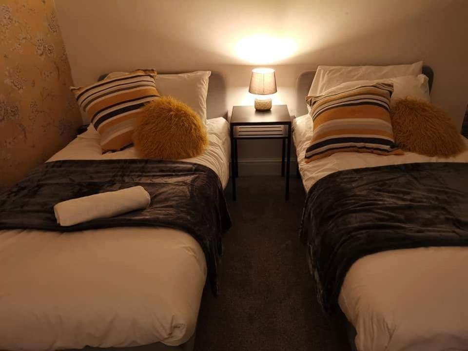 Holiday home Corner House, Sleeps 8 In 4 Bedrooms, Near Train Station, Great Value! *