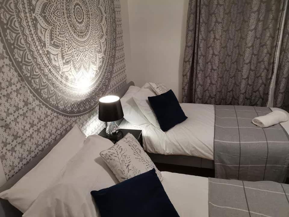 Holiday home Corner House, Sleeps 8 In 4 Bedrooms, Near Train Station, Great Value! *