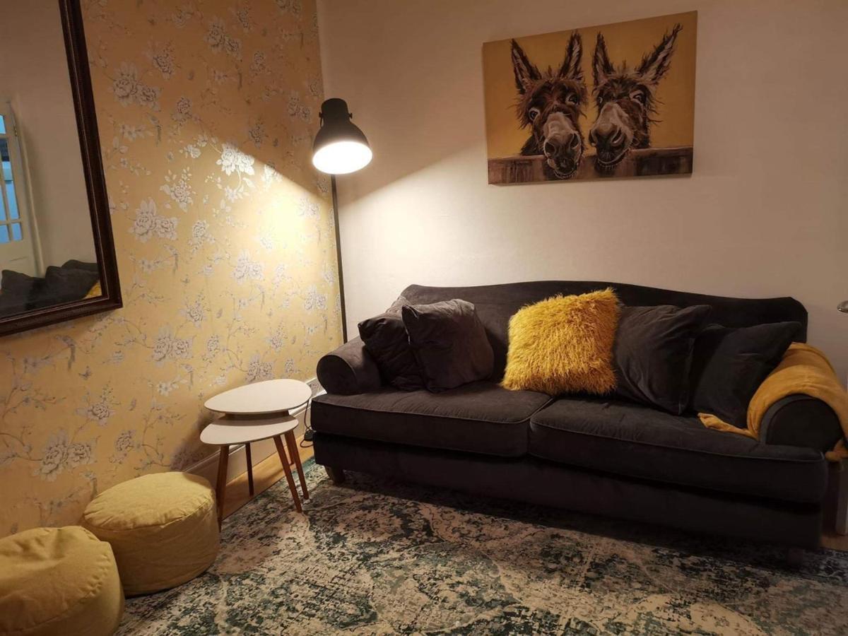 Corner House, Sleeps 8 In 4 Bedrooms, Near Train Station, Great Value! Holiday home