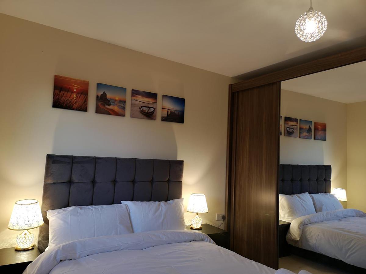 Apartment Nightingale Gardens - 4 Bed Detached House - *