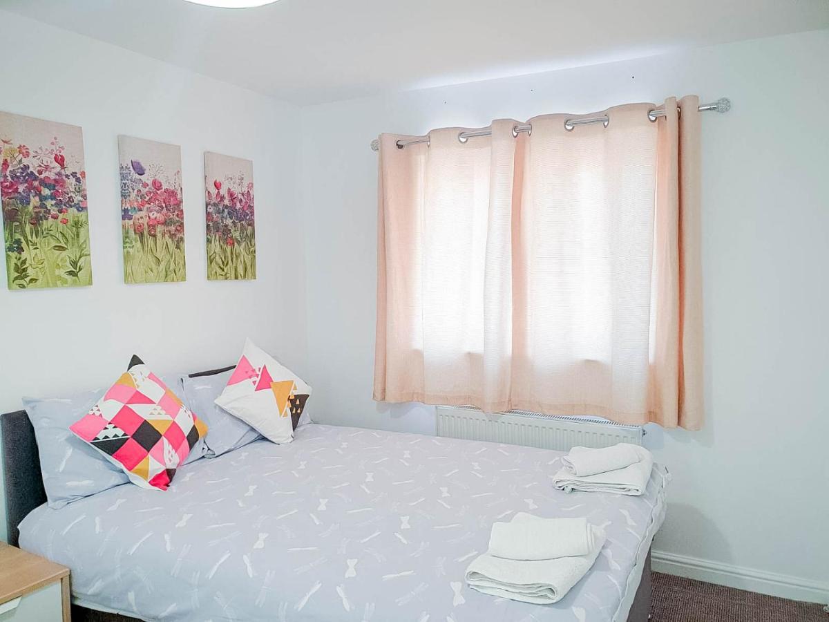 Airport Lounge - 3 Bed - 6 Persons Apartment *