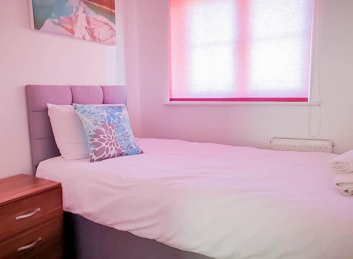 Airport Lounge - 3 Bed - 6 Persons Apartment *