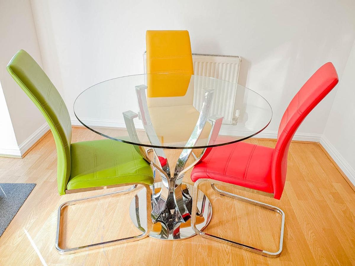Airport Lounge - 3 Bed - 6 Persons Apartment Manchester