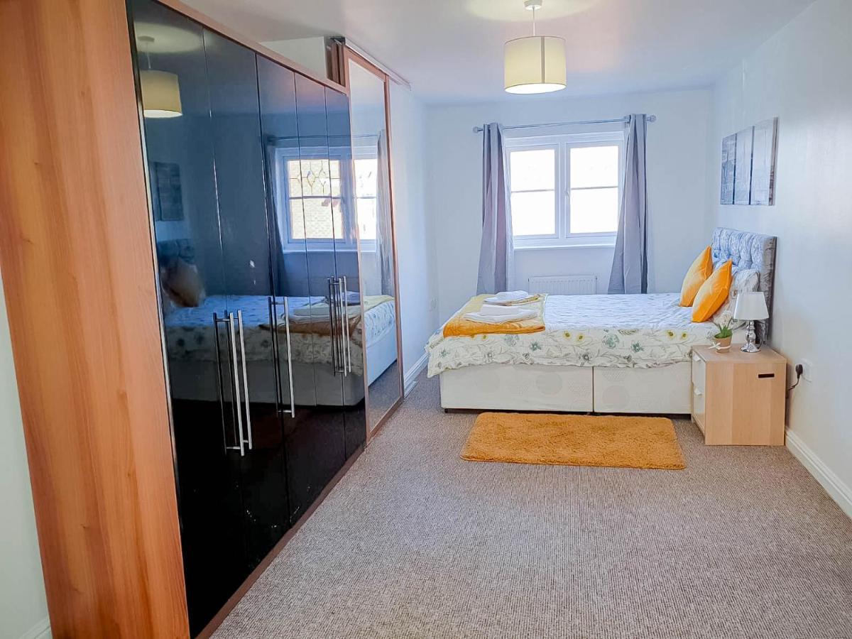 Airport Lounge - 3 Bed - 6 Persons Apartment