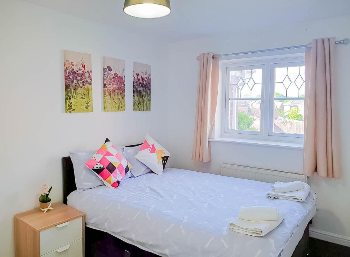 Airport Lounge - 3 Bed - 6 Persons Manchester