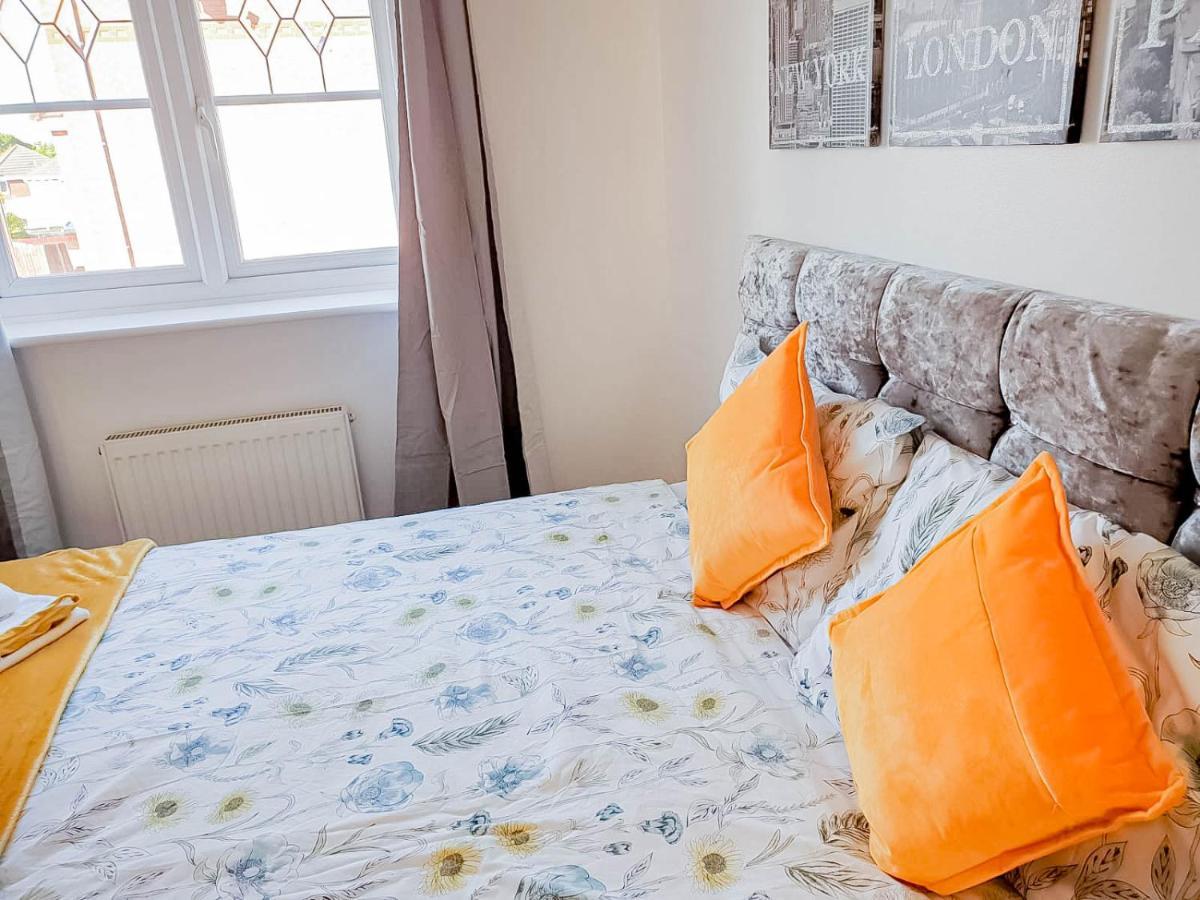 Airport Lounge - 3 Bed - 6 Persons Apartment Manchester