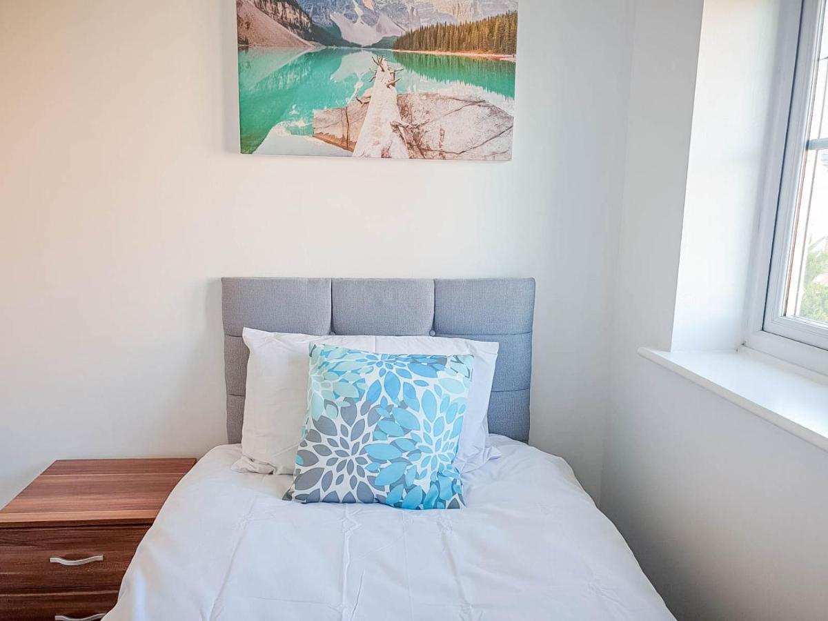 Airport Lounge - 3 Bed - 6 Persons Manchester
