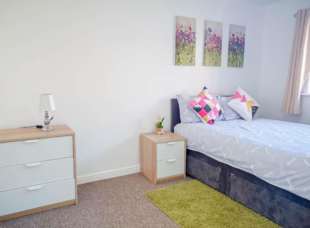 Airport Lounge - 3 Bed - 6 Persons Manchester