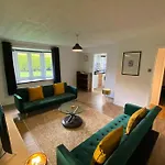 Beautiful Spacious Flat Near The City-Free Parking