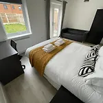 Large Bright King Sized Room - Short Walk From Cc