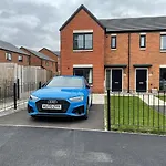 Modern Room With Huge Bed - Walk To City Centre!