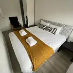 Modern Room With Huge Bed - Walk To City Centre!