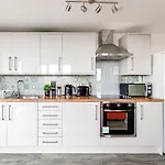 Stunning 2 Bed Apt With Free Parking Close To Cc